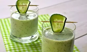 Zupa ogórkowa ze śmietaną: Ile kalorii? Odkryj, jak ją odchudzić!
