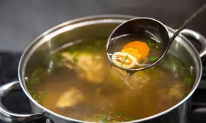 Zupa kwaśnieje w burzę? Poznaj fakty i chroń potrawy skutecznie.
