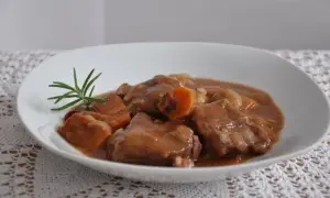 Wołowina po burgundzku: Sekret idealnego gulaszu Julii Child