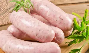 Jak parzyć białą kiełbasę? Sekret soczystości bez pękania!