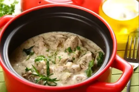 Aksamitny gulasz ze śmietaną? Hartuj ją jak pro!