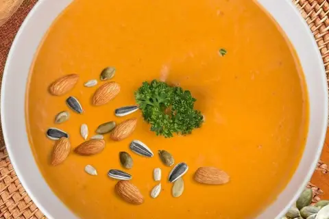 Zupa dyniowa: Ile kalorii? Sprawdź fakty i dodatki!
