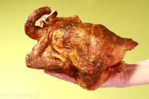 Ile kalorii ma 100g kurczaka? Wpływ części i obróbki na kcal