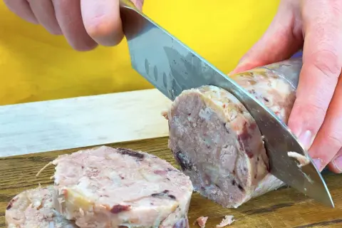 Kiełbasa z butelki: domowy hit bez konserwantów. Czy to bezpieczne?