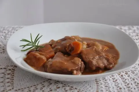 Wołowina po burgundzku: Sekret idealnego gulaszu Julii Child