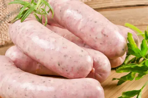 Jak parzyć białą kiełbasę? Sekret soczystości bez pękania!