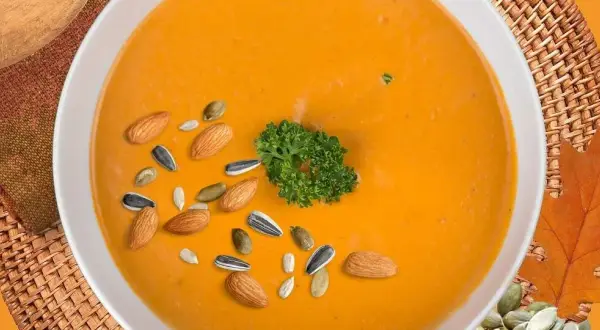 Zupa dyniowa: Ile kalorii? Sprawdź fakty i dodatki!