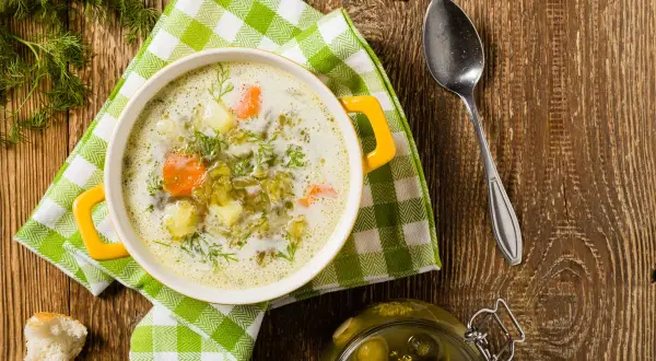 Ile kalorii ma zupa ogórkowa? Sprawdź kaloryczność i przepisy