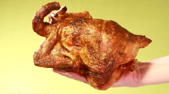 Ile kalorii ma 100g kurczaka? Wpływ części i obróbki na kcal