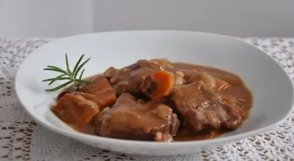 Wołowina po burgundzku: Sekret idealnego gulaszu Julii Child