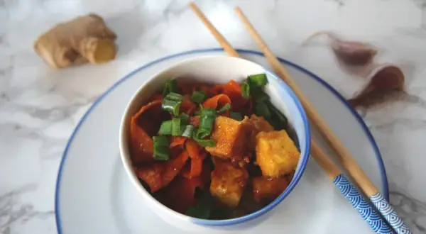 Jak przygotować tofu na obiad? Przepisy i triki na chrupkość