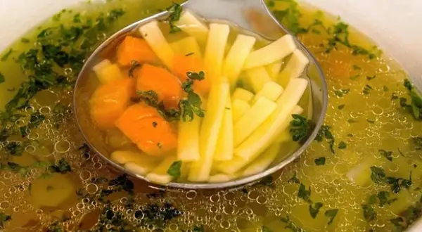 Sekret idealnego rosołu wołowo-drobiowego: klarowność i smak!