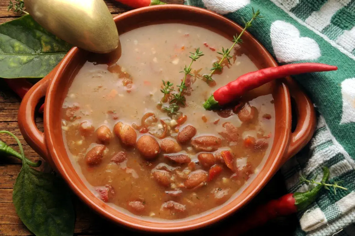 Jak ulepszyć zupę fasolową? Sekrety smaku i dodatki