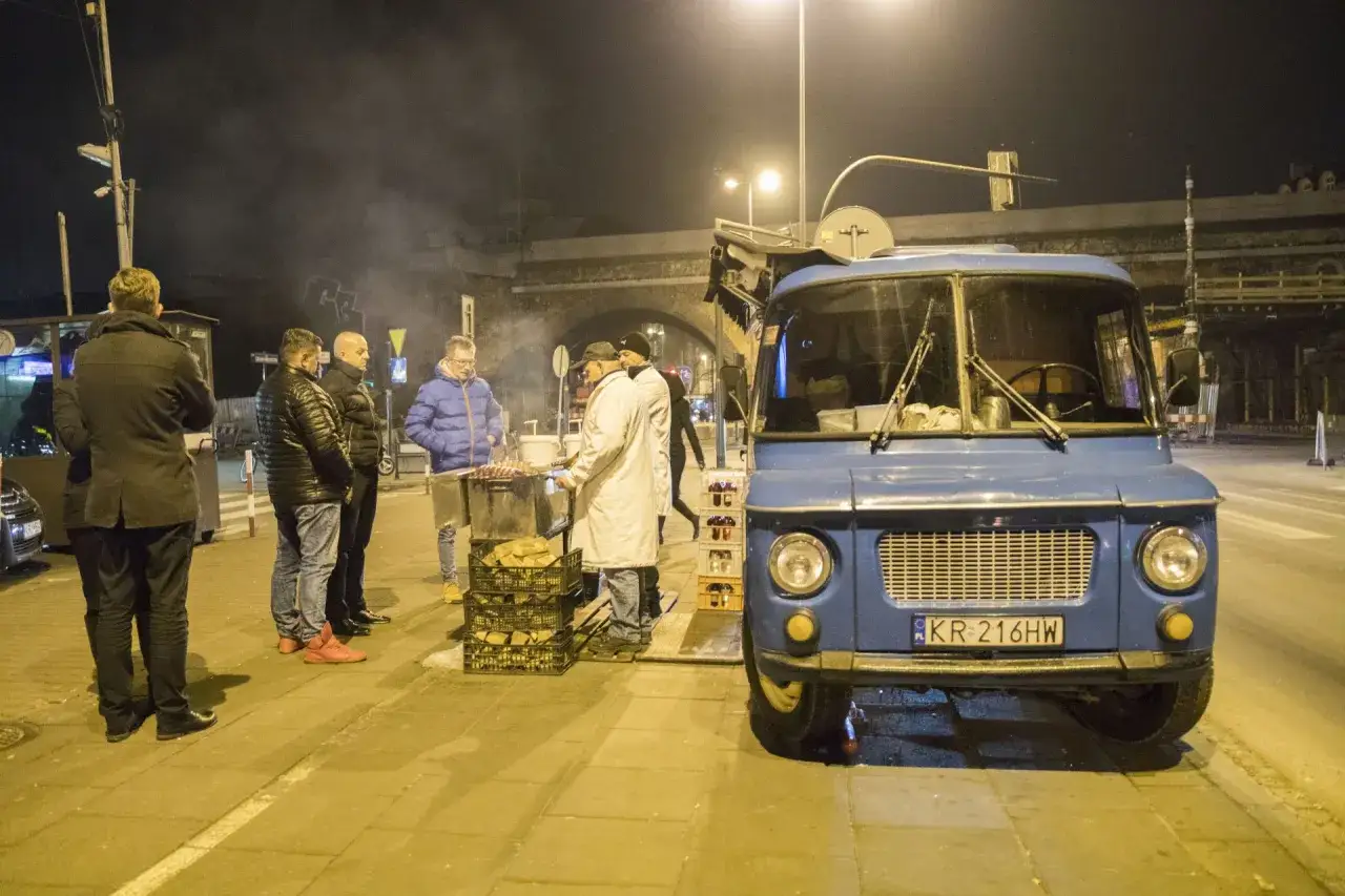 Niebieska Nysa 522 food truck w Krakowie nocą z kolejką