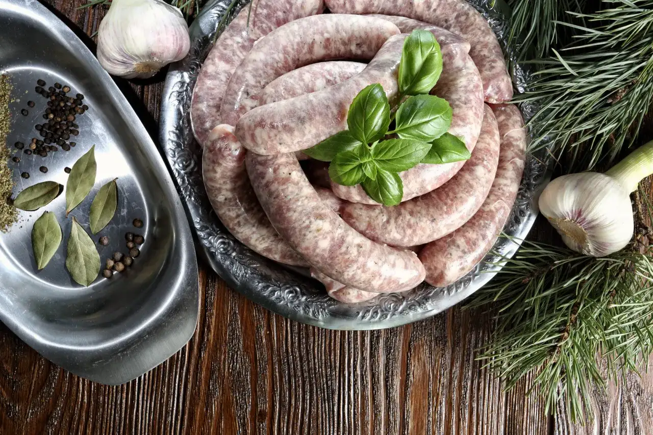 biała kiełbasa surowa i sparzone