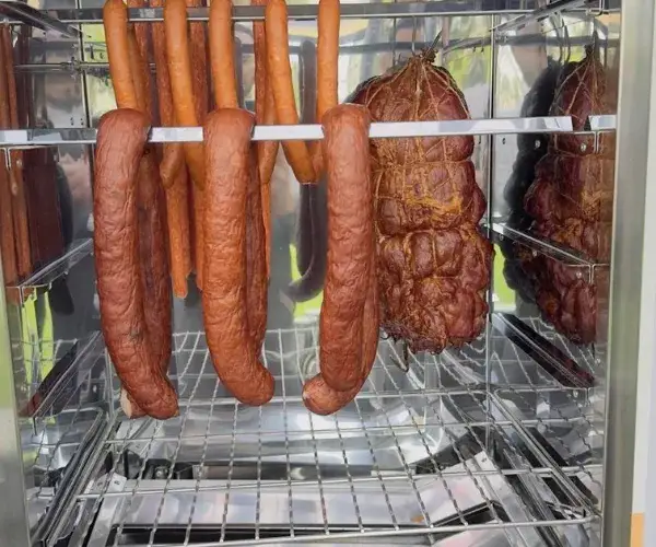 Wędzenie kiełbasy w domowej wędzarni