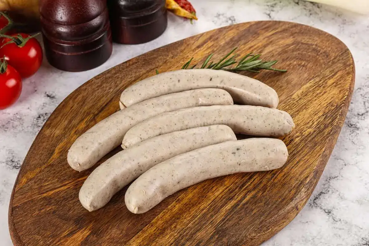 różnica między gotowaniem a parzeniem białej kiełbasy
