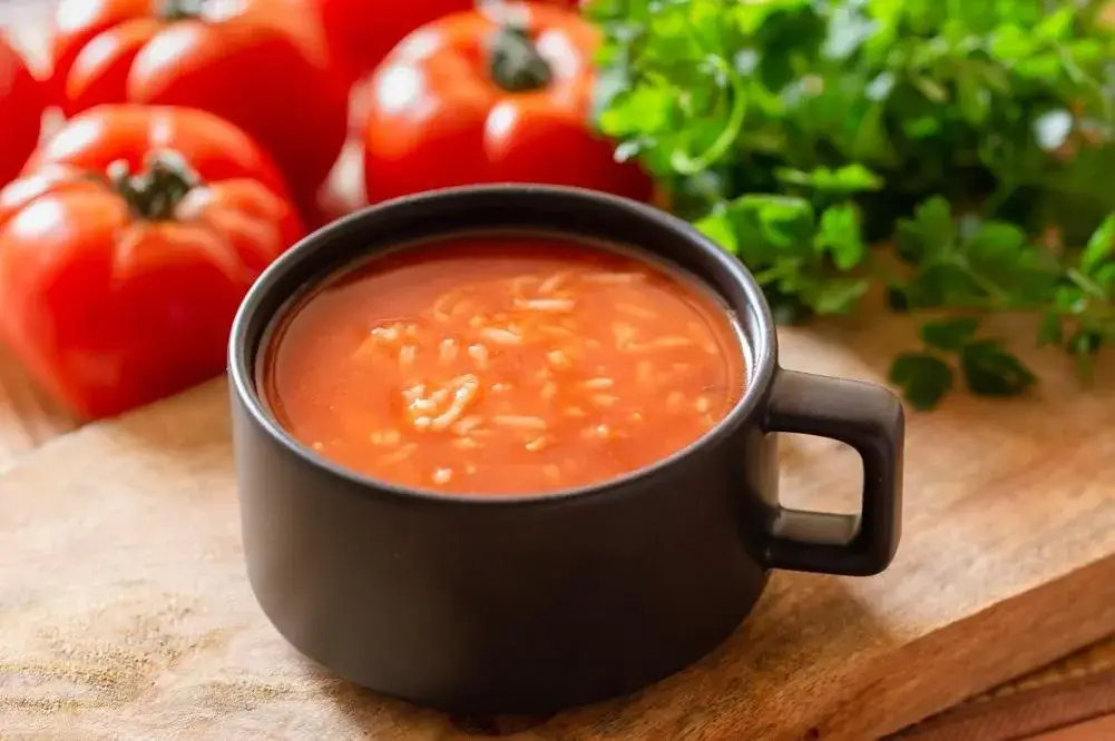 zupa pomidorowa z ryżem w misce