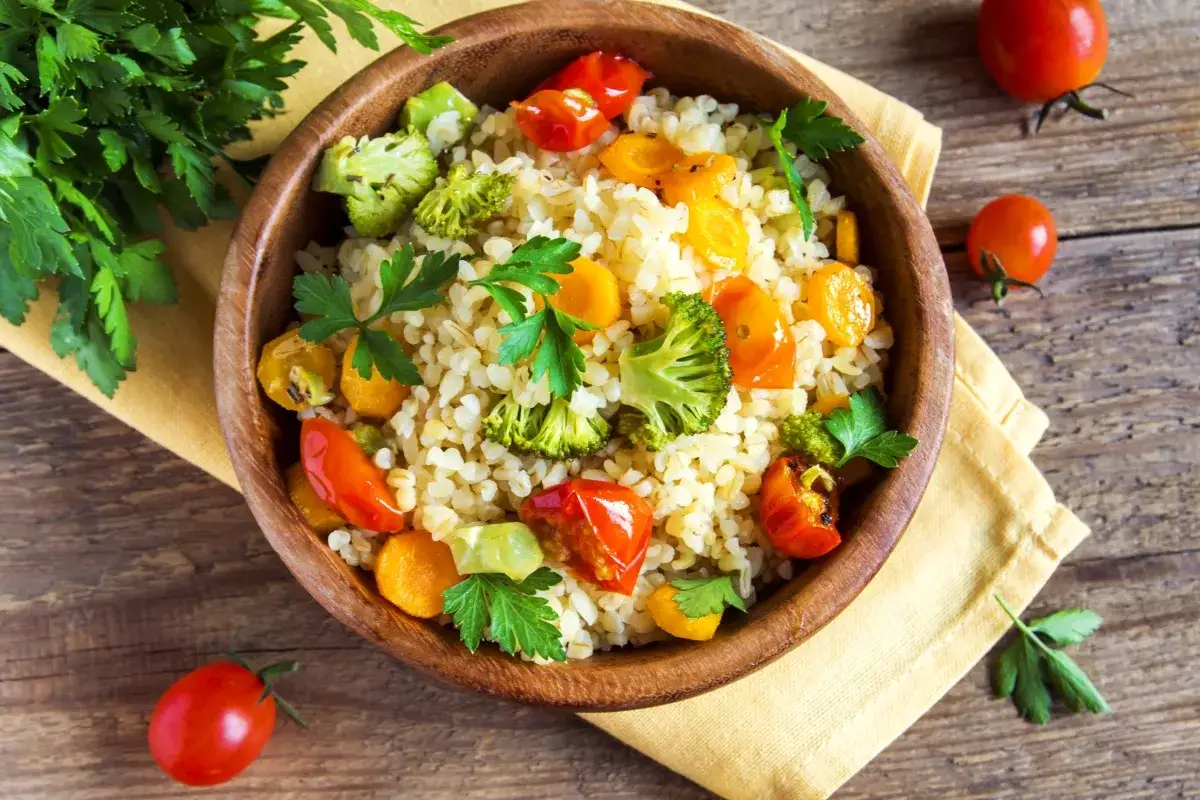 talerz z ugotowaną kaszą bulgur i warzywami