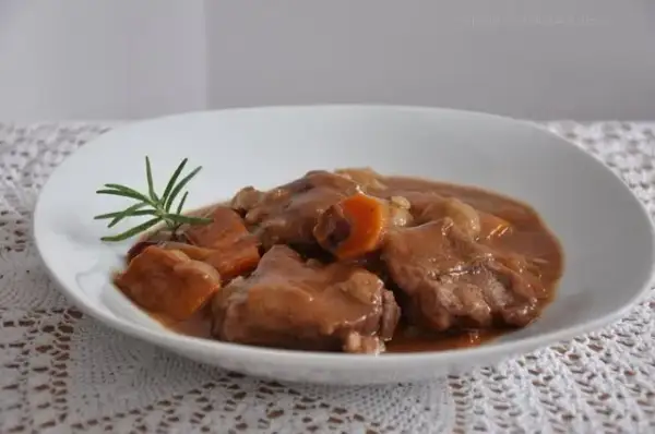 Wołowina po burgundzku: Sekret idealnego gulaszu Julii Child