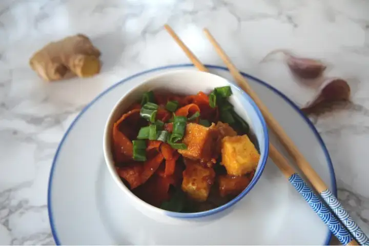 Jak przygotować tofu na obiad? Przepisy i triki na chrupkość
